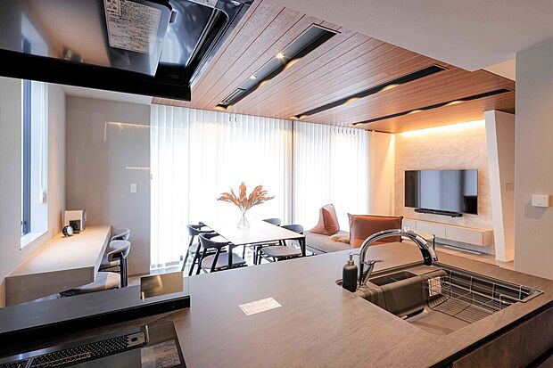 【当社施工例　キッチン】《お泊りハウス・名古屋守山展示場》料理をしながらお子様の様子を見えます。