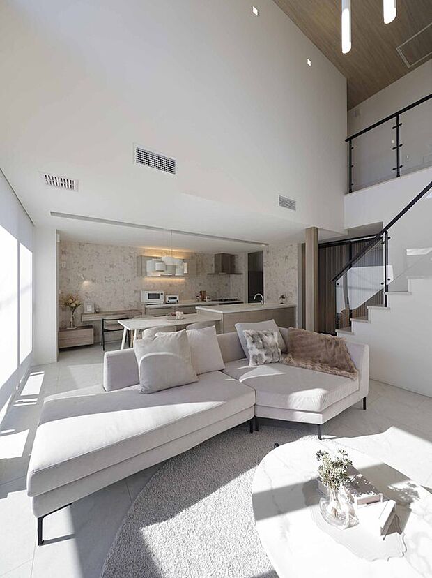 【光あふれる吹抜け】弊社施工例【お泊まりハウス 豊川駅東】光あふれる吹抜け。吹抜け空間なのに温度のムラがないか確認ください