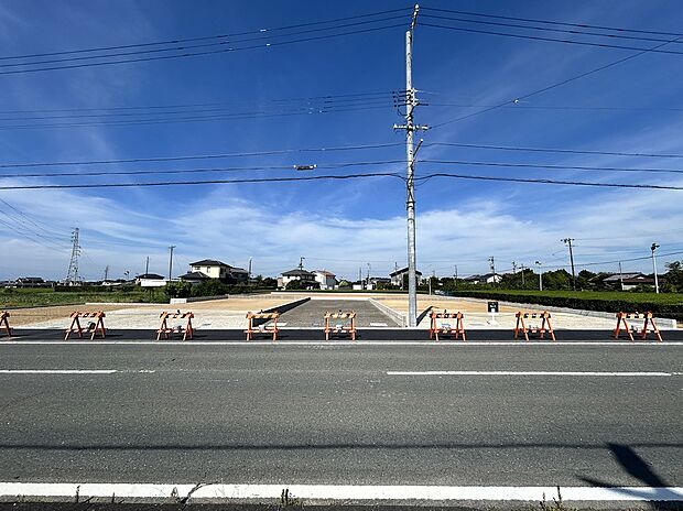 分譲地全景、開放感あふれる緑豊かでのどかなロケーション(2026年7月撮影)