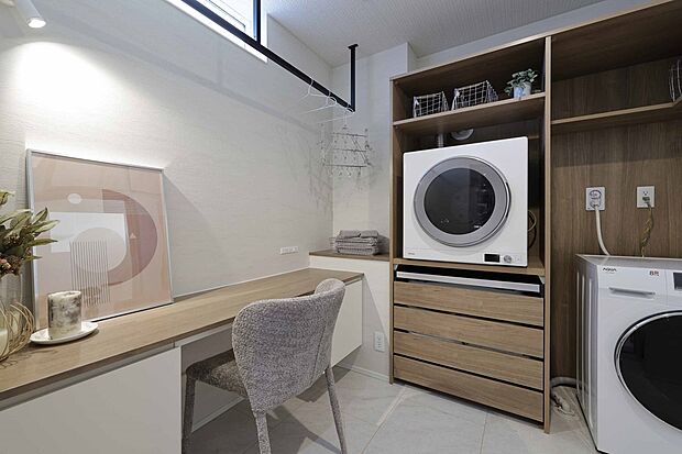 【◆施工実例】雨の日も花粉の季節も、洗濯をスマートに。
大容量の収納と作業に便利なカウンターで、洗濯物の整理もスムーズに。
