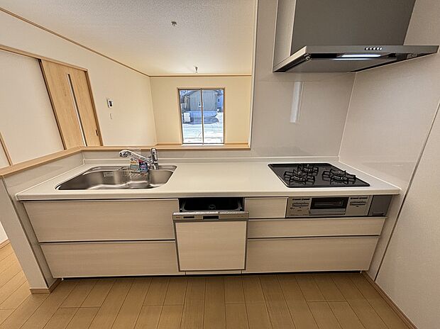 【【H号棟】食洗器完備の対面キッチン】食洗器付きのキッチンに洗い物はお任せ!空いた時間は、家族団らんや趣味を楽しむ時間に♪