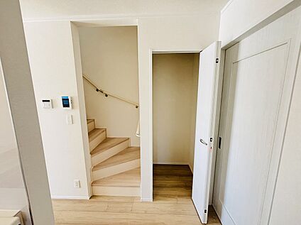 消耗品のストックに便利な収納庫