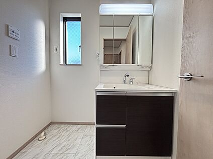 【C号棟】三面鏡タイプで身支度も収納