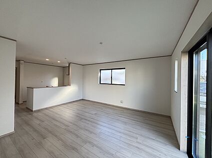 【C号棟】南から日差しが差し込み明るいリビング