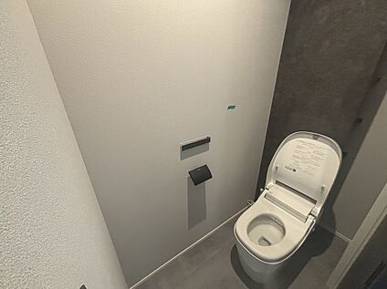 1・2階の2か所にトイレ完備。混み合う朝や来客時も安心の設計