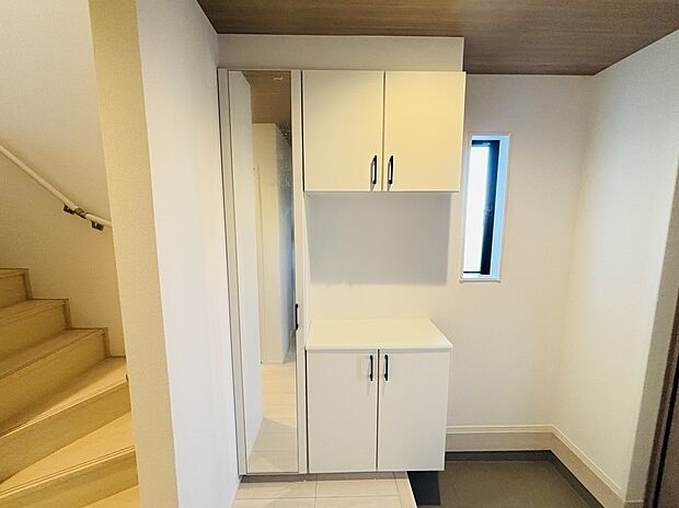 【【6号棟】】姿見が備え付けられた玄関ホール。お出かけ前の身だしなみチェックもばっちり出来ますね♪