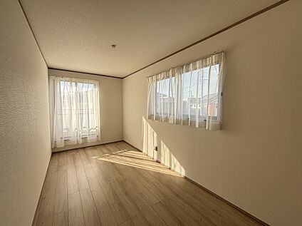 【1号棟】2面採光で明るい居室