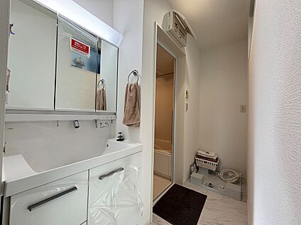 【3号棟】三面鏡タイプで身支度も収納