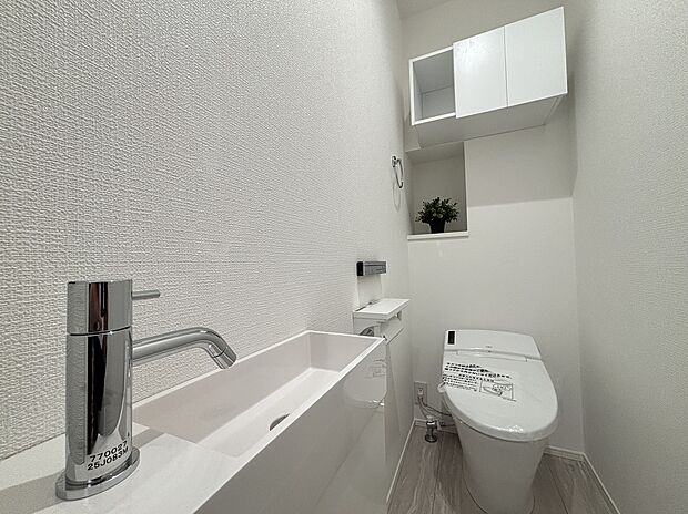 【【3号棟】】1・2階の2か所にトイレ完備。混み合う朝や来客時も安心の設計です