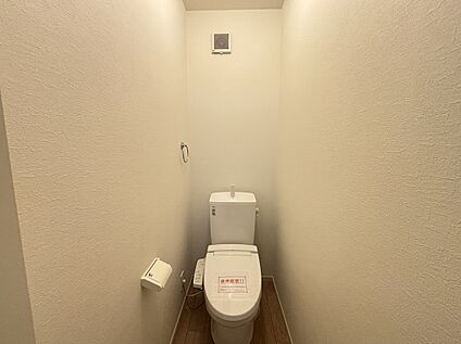 1・2階の2か所にトイレ完備。混み合う朝や来客時も安心の設計