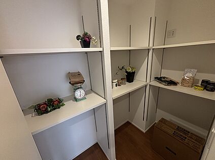 食料品や消耗品のストックに便利なパントリー