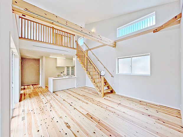 【1期2-1号地】無垢フローリングと勾配天井のLDK