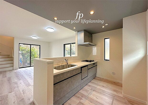 毎日使うキッチン周りが綺麗で清潔に保たれていると、お料理を作るのも楽しくなりますよね。機能性とデザイン性を持たせたキッチンで気持ちよくお料理が出来そうです。