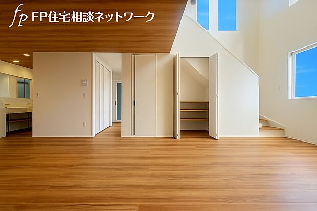 オープンでのびやかな空間を生み出す、こだわりの広がりとゆとり。家族と過ごす時間を大切にしたい方にぴったりの明るくゆとりある住空間です。