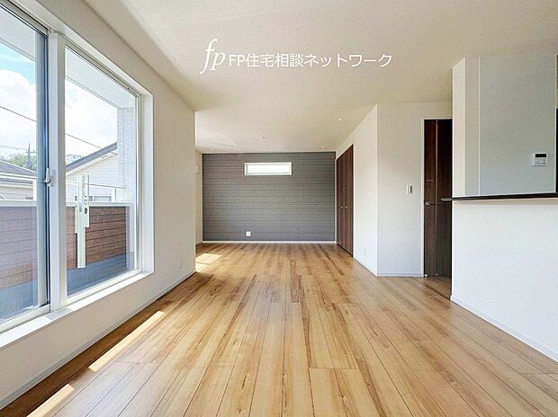 オープンな空間を生み出す、広がりとゆとり。家族と過ごす時間を大切にしたい方にぴったりのゆとりある住空間です。日差しがリビングの隅々までしっかりと届きます。