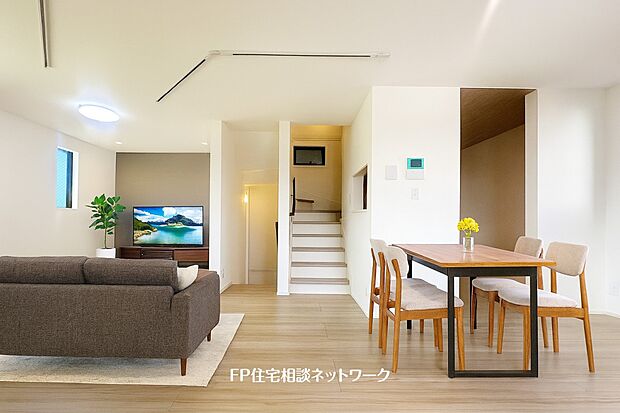 木のぬくもりと落ち着いたトーンが調和した上質な空間。家族の会話が自然と生まれる、やさしい住まいです。