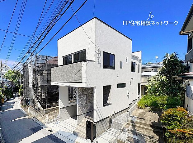 小田急線「生田」駅徒歩18分の閑静な住宅街に位置したデザイナーズ住宅！静かな日常を送る事が出来る住環境です。