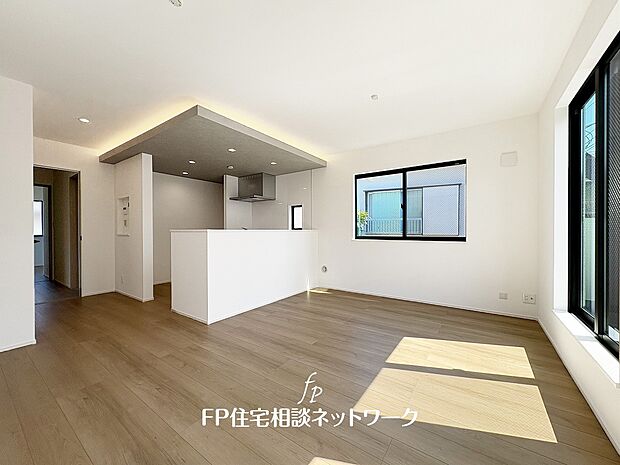 オープンな空間を生み出す、広がりとゆとり。家族と過ごす時間を大切にしたい方にぴったりのゆとりある住空間です。日差しがリビングの隅々までしっかりと届きます。