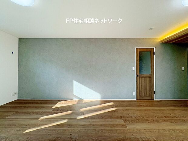 想像以上の質感が訪れる者の心を離さない。フローリング素材、窓の配置、壁面タイル、カラーバランス、どれをとってもワンランク上の仕上がり。