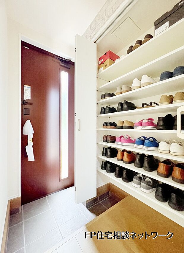 ■シューズボックス■ ※本画像はAIがCGで靴を作成しており、実際の現地に家具は設置されておりません。また、販売価格に家具等は含まれておりません。