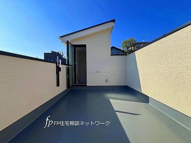 カースペース2台にルーフバルコニーのある新築一戸建。豊富な収納スペースや最新の設備など、多彩な魅力を備えた永住仕様のお住まいです。