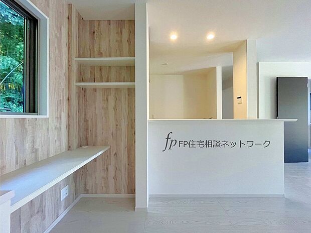 対面キッチンから見えるところにカウンター席を設置しました。お子さまが勉強したり、作業台として使ったり、様々な用途に利用できます。日差しがリビングの隅々までしっかりと届く明るい空間です。