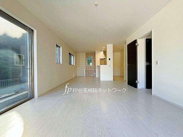 大切な家族が集まるからこそLDKにはこだわりたい。日当たりのよい広いLDKを、子供たちが元気に走り回っている姿を見た時「広い家にして良かった」と思う。