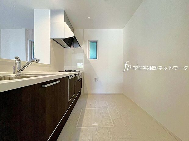 新しいキッチンは食事の支度も楽しく出来る。お手伝いをしてくれるお子様と並びながら準備や片付けが出来るキッチンは、ご家族のコミュニケーションを育む場として活躍します。