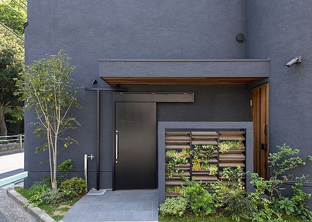 デザイン性はもちろん、塗膜の汚れを雨で流れ落とし、雨風や日差しから美しい壁面を守る耐候性の高い外壁を採用しています。