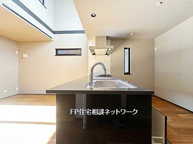 開放感あふれる吹抜けと、スタイリッシュなアイランドキッチンが魅力。光が注ぐリビングで、心豊かな暮らしを始めませんか。