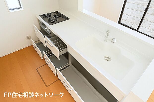 スライド収納付きのシステムキッチン。パスタ鍋や圧力鍋、フライパンなどもおしまい頂け、出し入れもスムーズ。