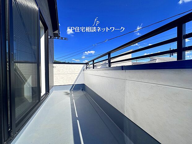 バルコニーは太陽の温もりをめいいっぱい受け止めてくれます。太陽の光と爽やかな風を受けたお洗濯物はあっという間に乾き、取りこむ時には太陽の匂いを感じられそう。