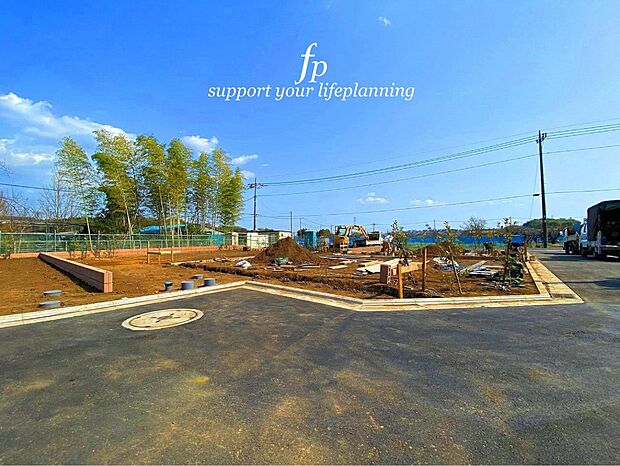 地盤調査・改良　建築工事を行う前に地盤調査を行います。地質や強度、安定性、水分状態などを調査・分析して、必要に応じて適切な地盤改良を施し、構造物の安定性を確保します