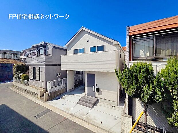 東急東横線「菊名」駅徒歩12分の閑静な住宅街に位置した2階建！太陽の日差しが降りそそぎ家族の憩いのリビングは明るく暖かい空間です。