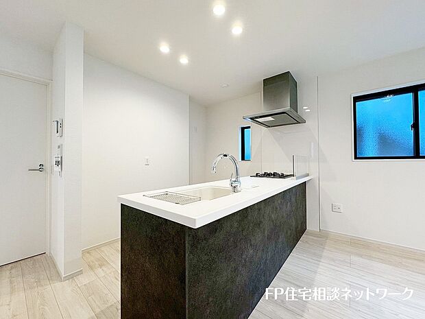 ペニュンシュラキッチンですので、出来上がったお料理をカウンターに並べてお子様が運ぶなど、お手伝いの時間も増えそうですね。