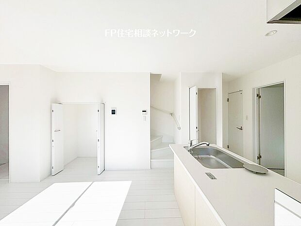 家族だんらんのスペースとなるリビング。家具の配置がしやすい広さを確保しつつ、窓が多い設計は色々な角度から光が取り込めるこだわりの間取りです。