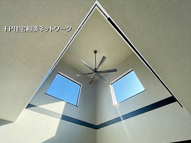 【LDK吹抜け】  本画像はAIがCGでファン作成しており、実際の現地にファンは設置されておりません。また、販売価格にファン等は含まれておりません。