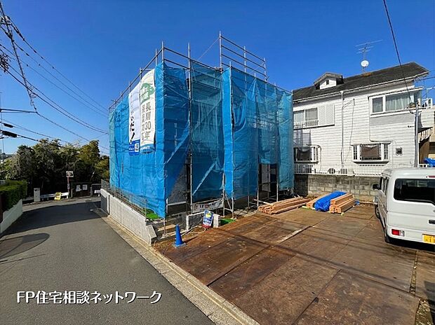 澄み渡る青空と日当たりの良さが魅力の現地です。周囲は閑静な住宅街で、心地よい緑も感じられます。毎日の暮らしが明るくなる、素晴らしい住環境です。
