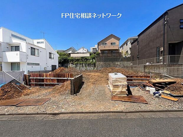 カースペース並列2台駐車可能!収納豊富な大型4LDKの間取り、南側から太陽の日差しが降りそそぐ明るい住宅です。
