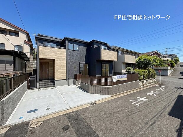 区画整理された閑静な住宅街に位置し、土地面積165m2以上のゆとりの敷地は南側にカースペース並列2台とお庭スペースを確保したゆとりのある住宅です。