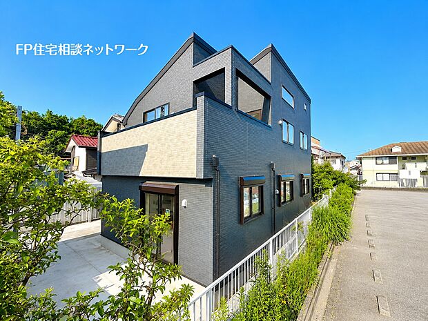 重厚感のあるダークトーンの外観が目を惹く、スタイリッシュな邸宅。個性的なフォルムと洗練されたデザインが、街並みの中でも存在感を放ちます。