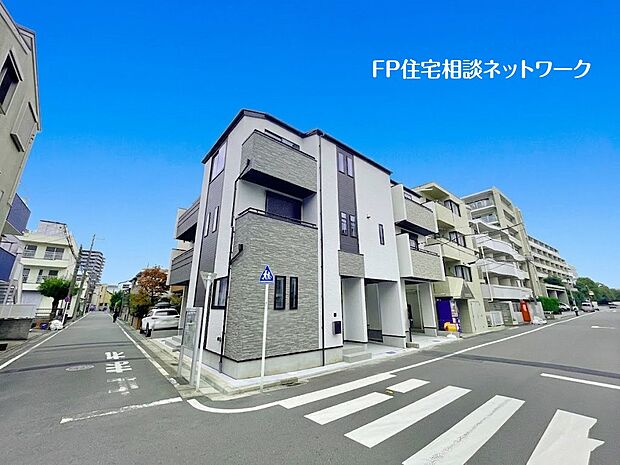 【類似外観同仕様】施工例のため分譲中の建物とは外壁、屋根開口部等の形状・仕様が異なります。