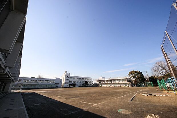 生麦中学校(成長の過程でより濃い時間を過ごす3年間。ここで過ごす時間は、お子様にとって、とても大切な思い出となるはずです。)