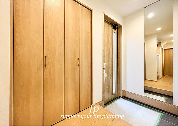 【玄関】玄関のシューズクローゼットは天井までの大容量。いつでもスッキリとした玄関でお客様をお迎えできます。