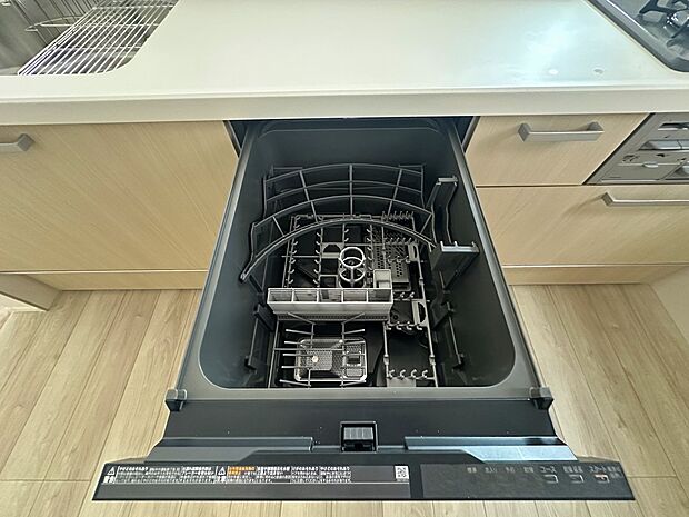 【食器洗浄乾燥機　】時間の節約、手が荒れない、水道代の節約、高温度で洗うので油汚れもしっかり落とせる。まさに理想家電。