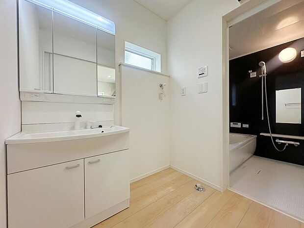 【洗面台・洗面所】鏡の裏に収納棚を確保した三面鏡を採用。小窓付きの洗面室は、毎朝心地よい光と爽やかな風を運んでくれます。お手入れしやすいシンプルな洗面化粧台は、鏡の裏も収納です。