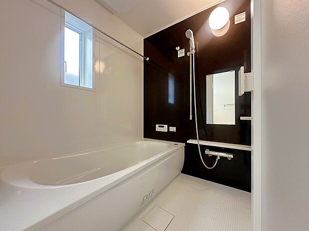【浴室】ユニットバスはゆったりとくつろげる1坪タイプ。足までしっかりと伸ばせる浴槽は、心身ともにしっかりと疲れを癒してくれます。お子様と一緒の入浴でも充分な広さです。