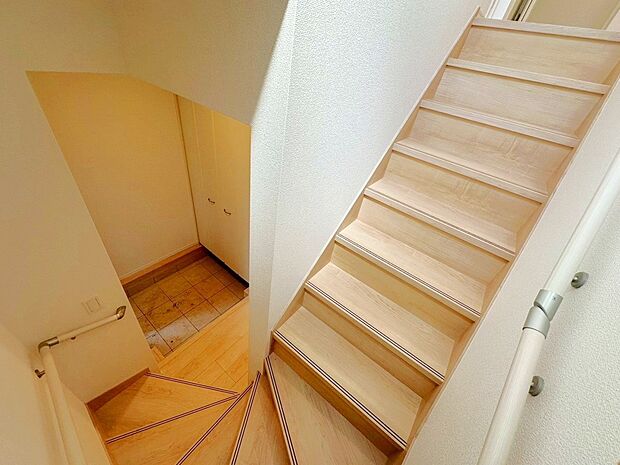 【その他内観】階段部分には大きな光取りの窓を配置しました。日中は明るい光が差し込み、夜にはライトで綺麗に照らされます。お掃除の時などは空気の換気などにも利用できます。