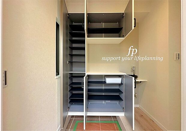 【玄関】駄箱は可動棚タイプになっていますので、脚の長いブーツや長靴もたっぷり収納いただけます。いつも気持ちよくご家族をむかえられるよう、玄関下駄箱収納をフル活用してスッキリとした玄関を保ってください。