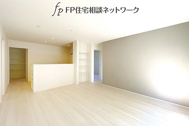 【リビング】大切なご家族が集まるからこそLDKにはこだわりたいですよね！休日はおひさまの光をたっぷりと取りこめるリビングでゆったりと過ごしませんか？子供たちが元気に笑いながら走り回っている姿が目に浮かぶ空間です。